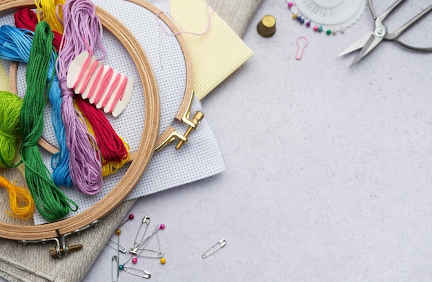 Pracownia haftu z materiałami